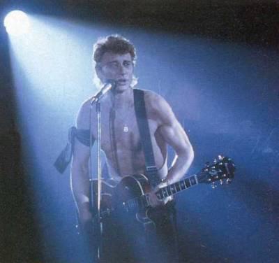 Il y a un nuage doré qui fredonne Loving you qui flottes au dessus de sa tête